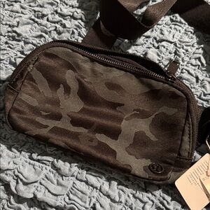 NWT Everywhere Belt Bag Lululemon in Camo